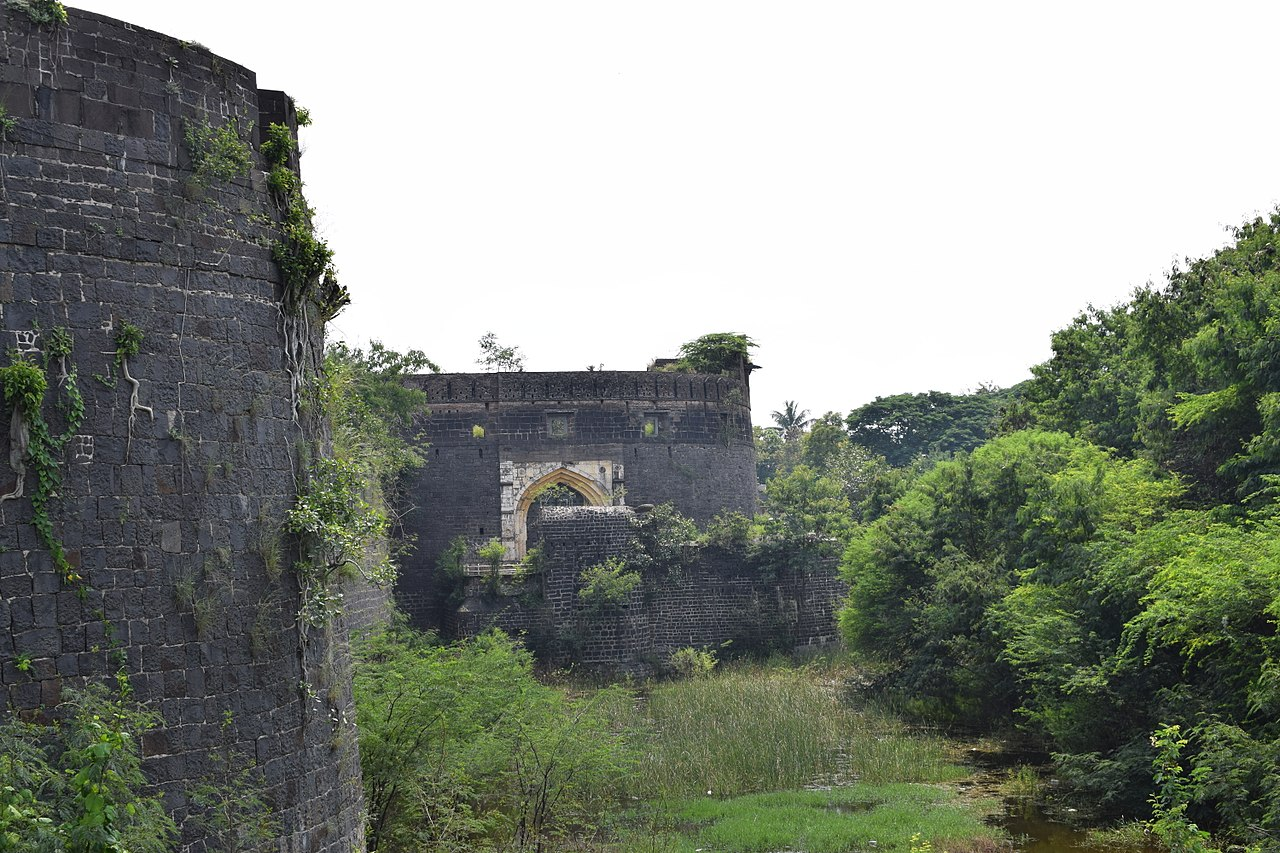 Ahmednagar Fort, an oval-shaped Bhuikot (ground) fort, features thick stone walls and 24 bastions.[2]