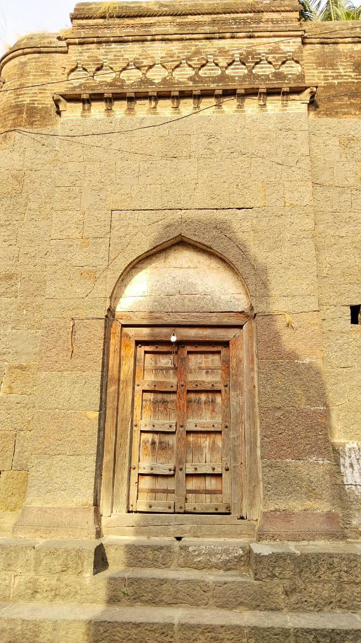 Similar architectural patterns appear in buildings throughout the area, where brick parapets contrast with stone foundations, each showcasing the unique masonry of a bygone era. (Source: CKA Archives)