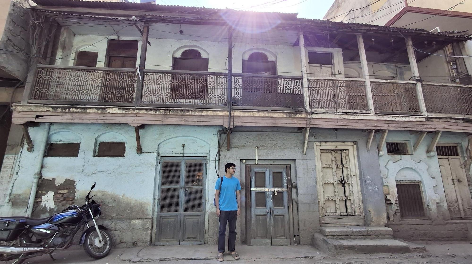 The height and plinth of the house which stands in contrast against a human scale. (Source: CKA Archives)