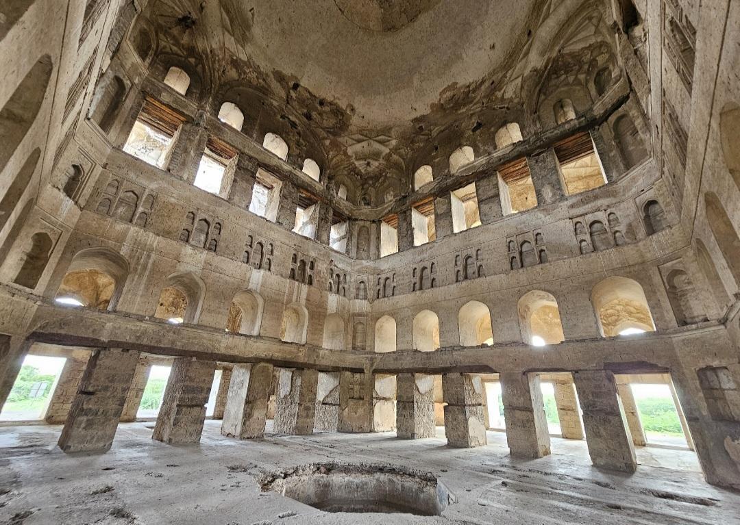 The interior of Farah Baksh Mahal features recessed niches, carved teakwood lintels, and traces of stucco work. (Source: CKA Archives)