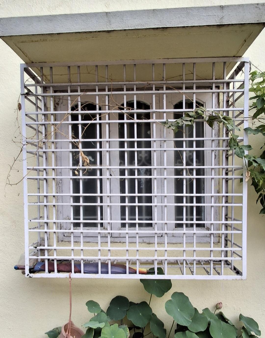 The windows have an iron grill enclosure on the exterior. (Source: CKA Archives)