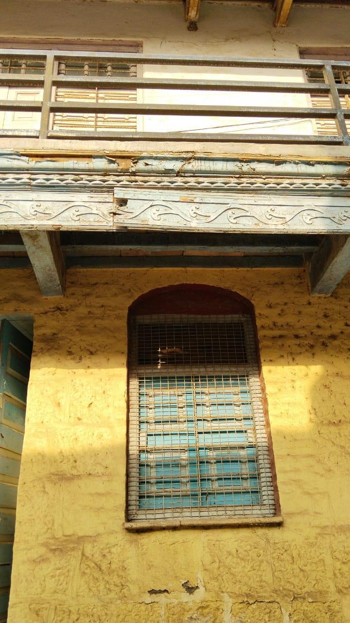 Traditional “Gajachya khidkya” windows set within niches with rounded tops and contrasting colors. (Source: CKA Archives)