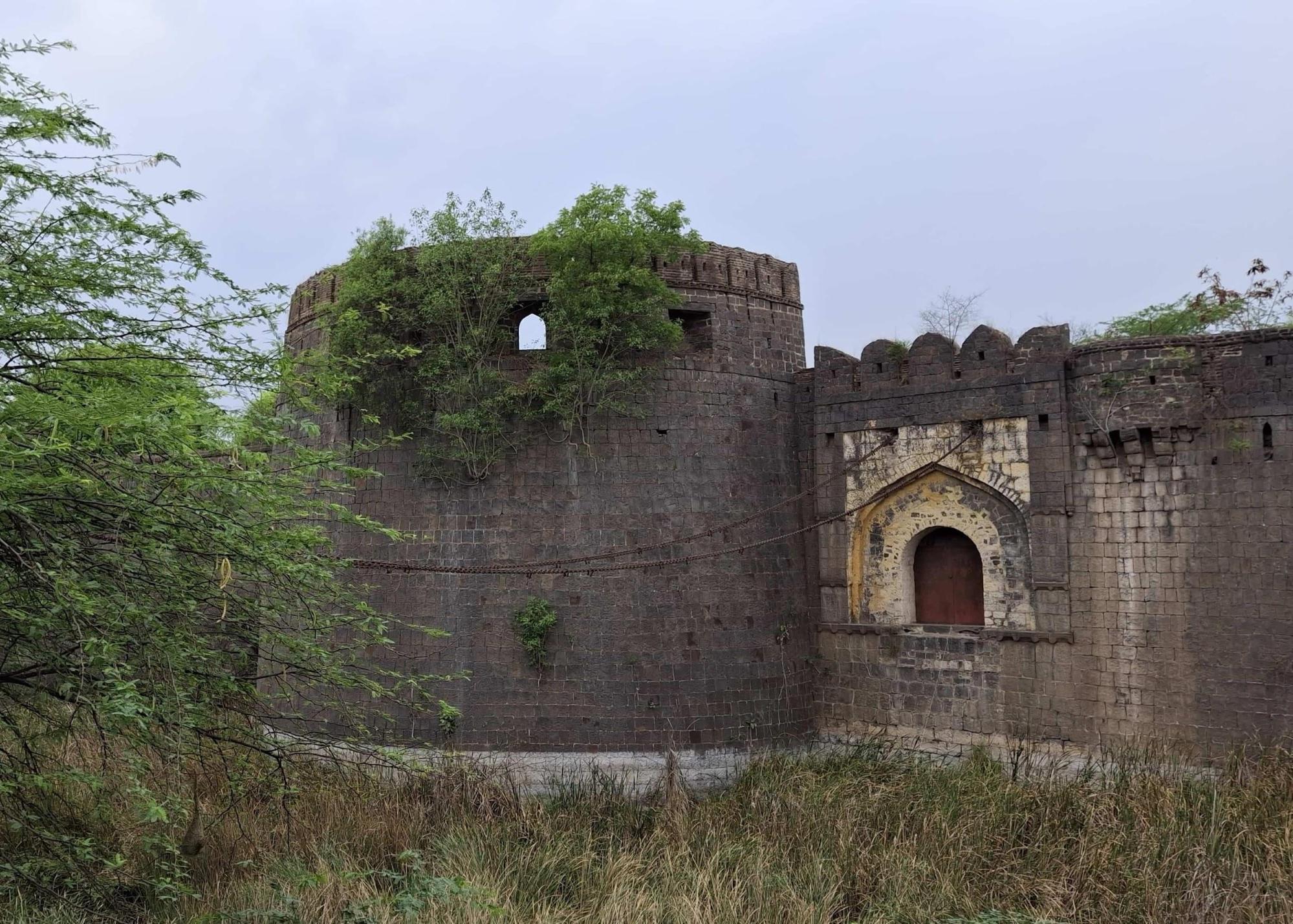 A front view of the Zulta Pul. Notice the chains that lead from the arch to a place that lies outside the Ahmednagar fort’s stone fortification. (Source: CKA Archives)