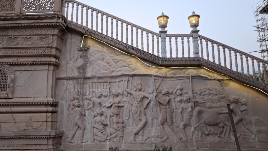Stone carving of Bhagwan Krishna lifting the Govardhan Parvat on his finger at the Datta Mandir, Savedi. (Source: CKA Archives)