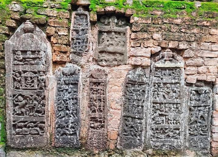 The numerous veergals that can be found near the Kashi Vishwanath Mandir at Dhorja, which hint at its rich history. (Source: CKA Archives)