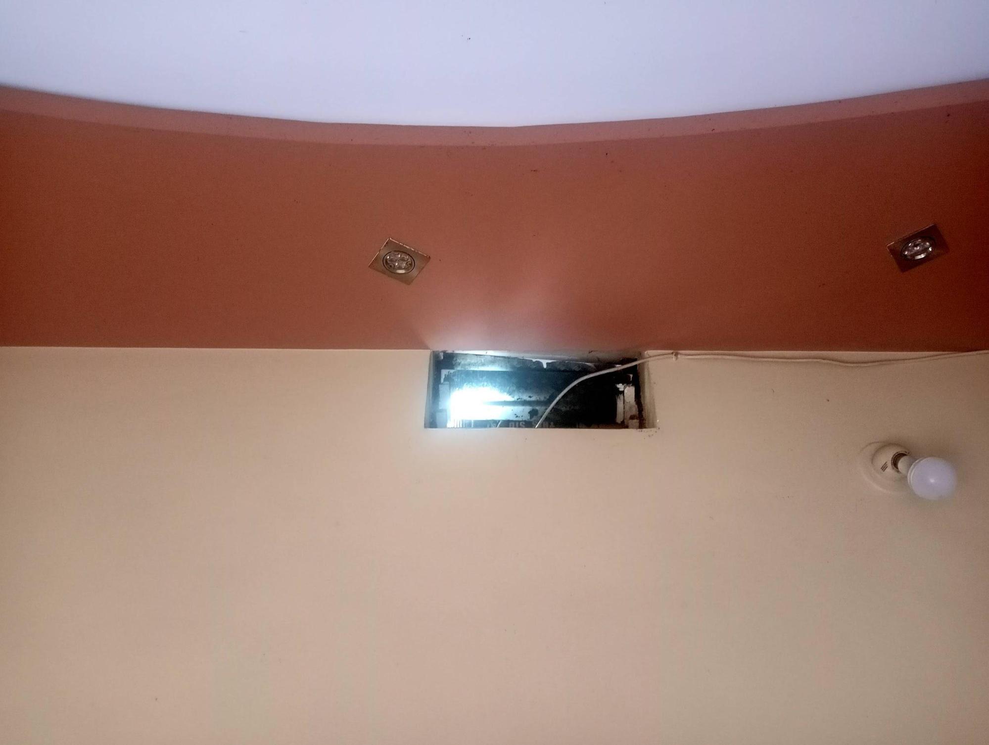 A Clerestory window positioned high on the wall for ventilation which is similar in function and placement to traditional roshandans, though constructed with contemporary materials. (Source: CKA Archives)