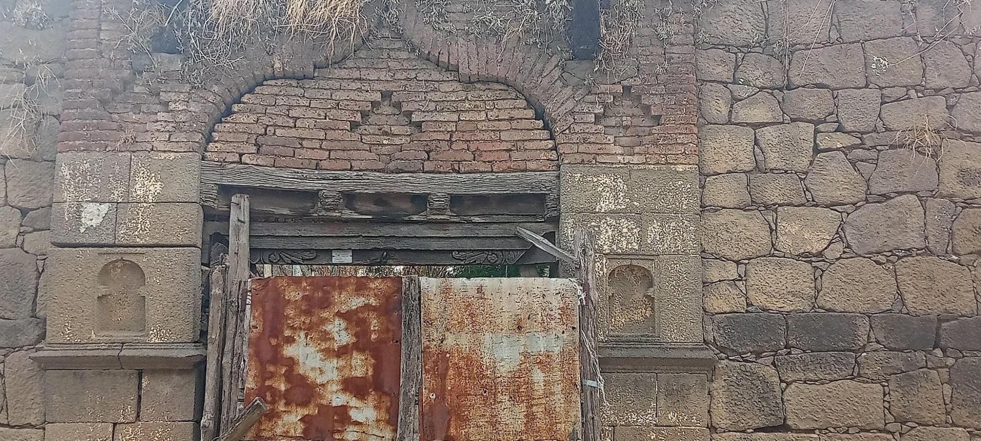 A window decorated with an arched brick frame, showcasing local masonry skills of the time. (Source: CKA Archives)