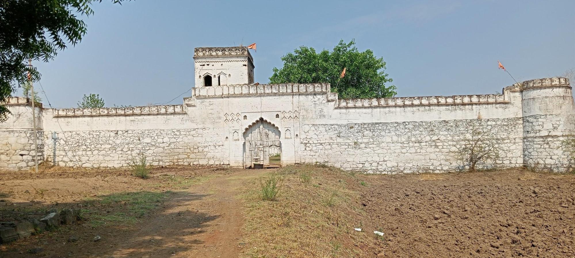 The Nanasaheb Mandir at Patur, notice the fort-like walls of the mandir (Source: CKA Archives)