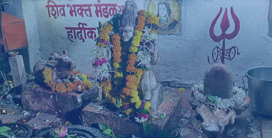 Nandi Bail facing Shiv Bhagwaan, with a Shivlinga beside them[1]