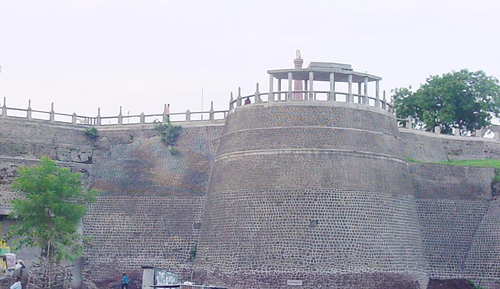 Built during the 17th century, Akola Fort, also known as Korbandh or Asadgadh, stands as a prominent example of later medieval military architecture in the region. Though earlier fortifications are believed to have existed (which are mentioned above in the ancient period section), the present structure is often attributed to the reign of Mughal emperor Aurangzeb.