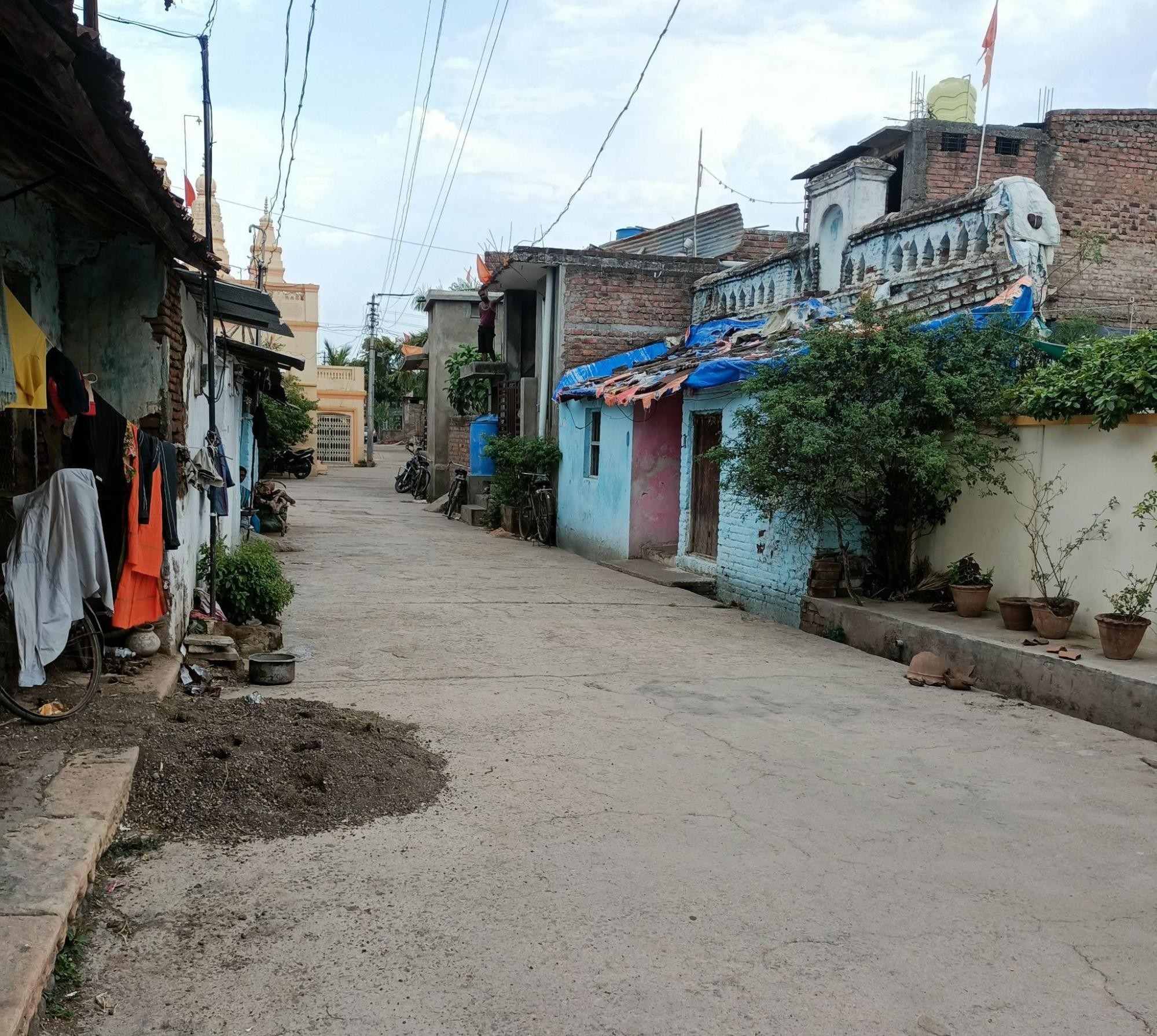 Adjoining lane where traces of medieval architectural features remain visible in the surrounding buildings. (Source: CKA Archives)
