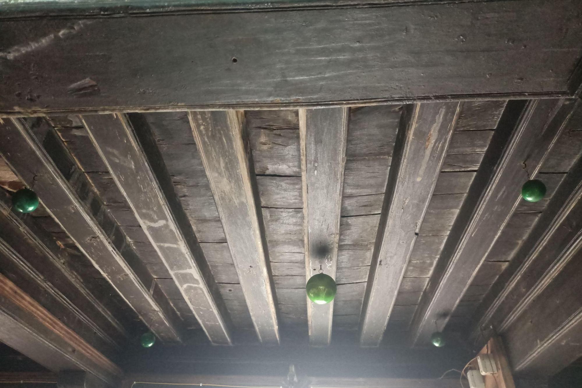 Ajhumbharfeaturing small green ornamental elements, used as interior decoration in older homes. (Source: CKA Archives)