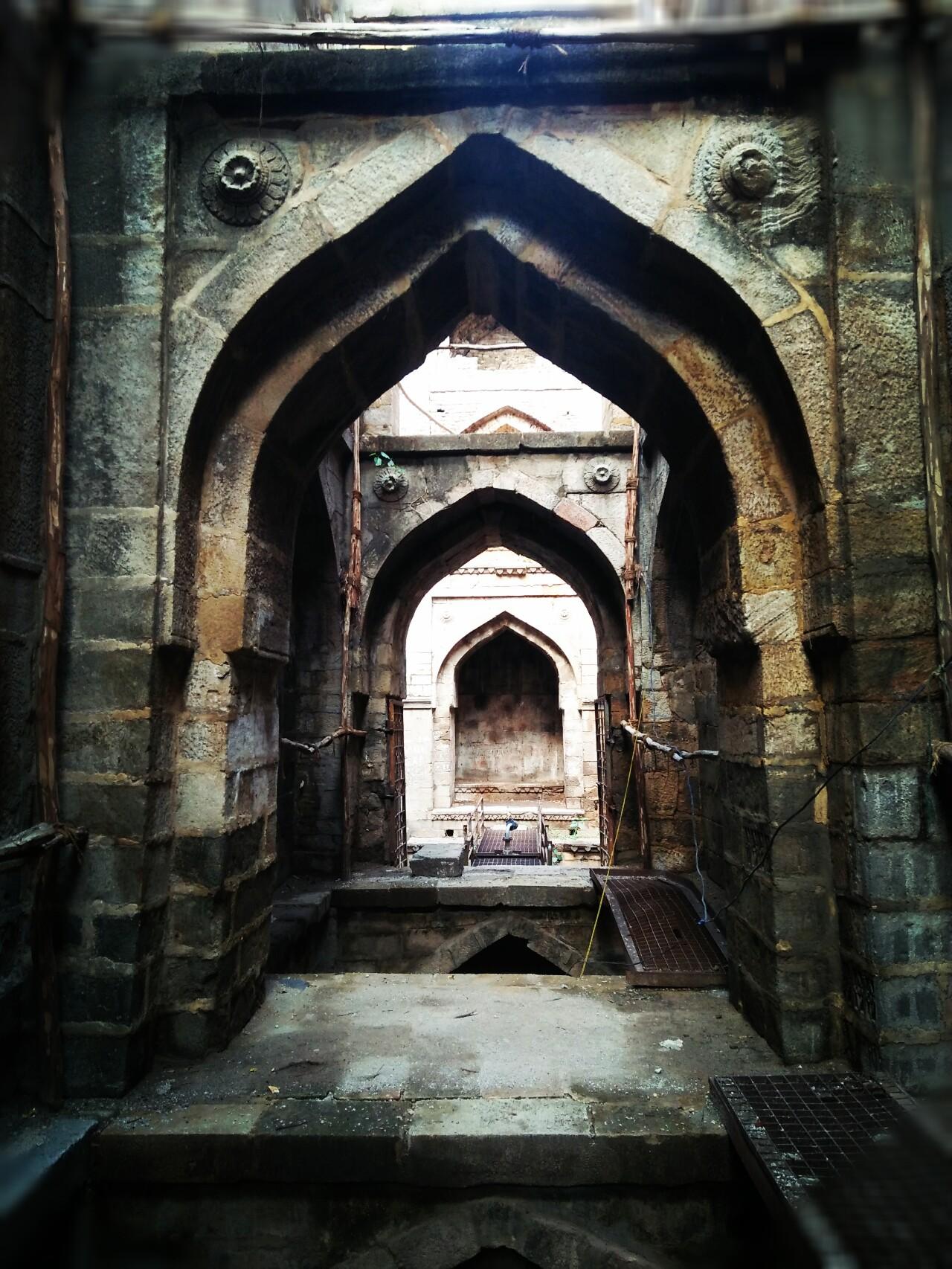 Intricately designed stone arches, blending influences from Yadava, Bahmani, and Nizam Shahi architectural styles. (Source: CKA Archives)