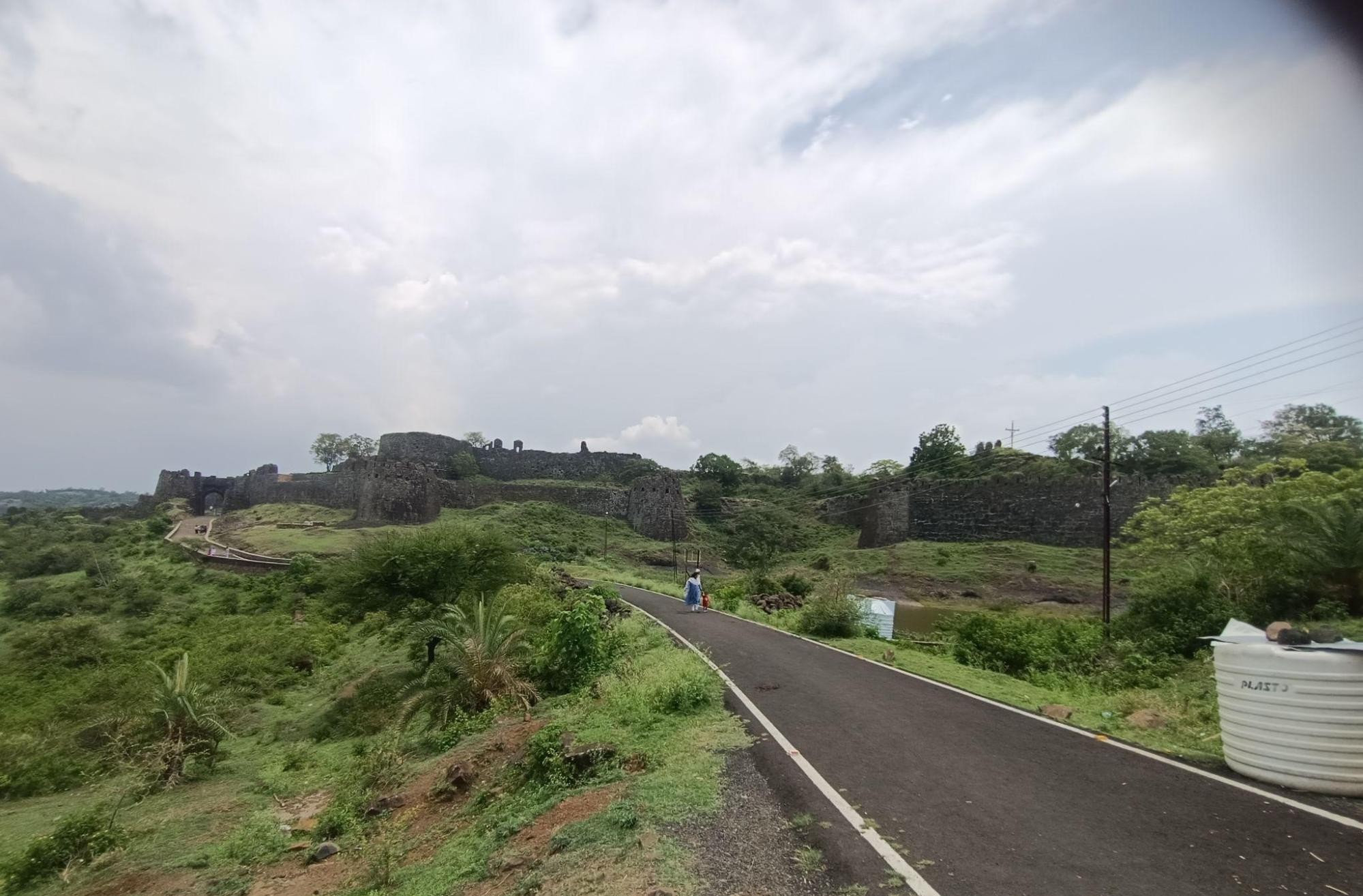 Panoramic view of Gavilgarh Fort’s surviving defensive walls and bastions, showcasing the fort’s strategic hilltop layout and architectural remains. (Source: CKA Archives)