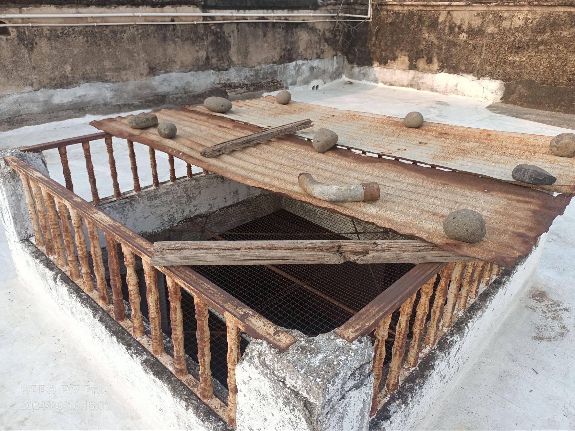 The Chowk in the middle of the terrace for sunlight as well as an old water harvesting system. (Source: CKA Archives)