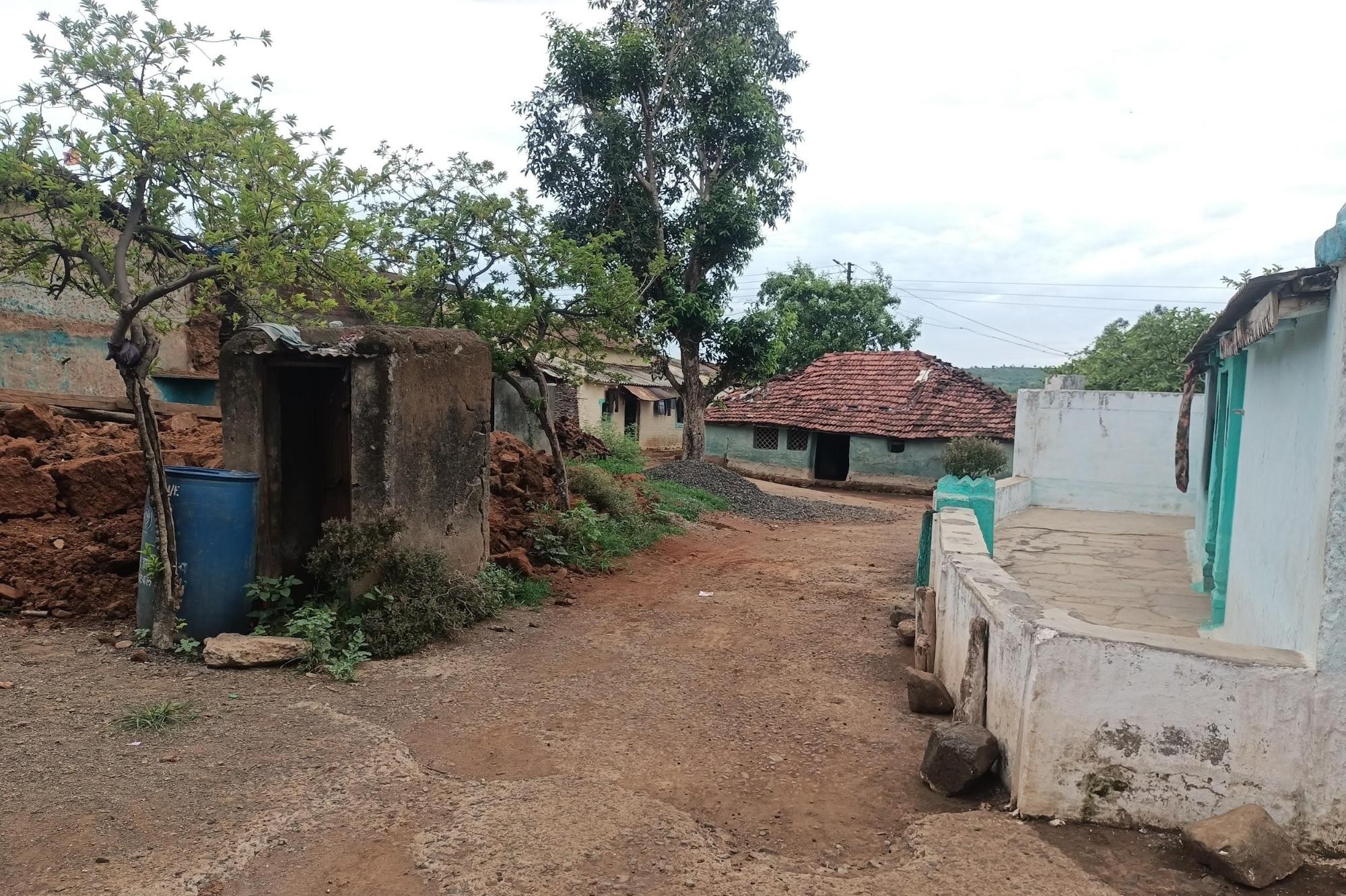The street character of the settlement - it is surrounded by traditional and cement structures. (Source: CKA Archives)