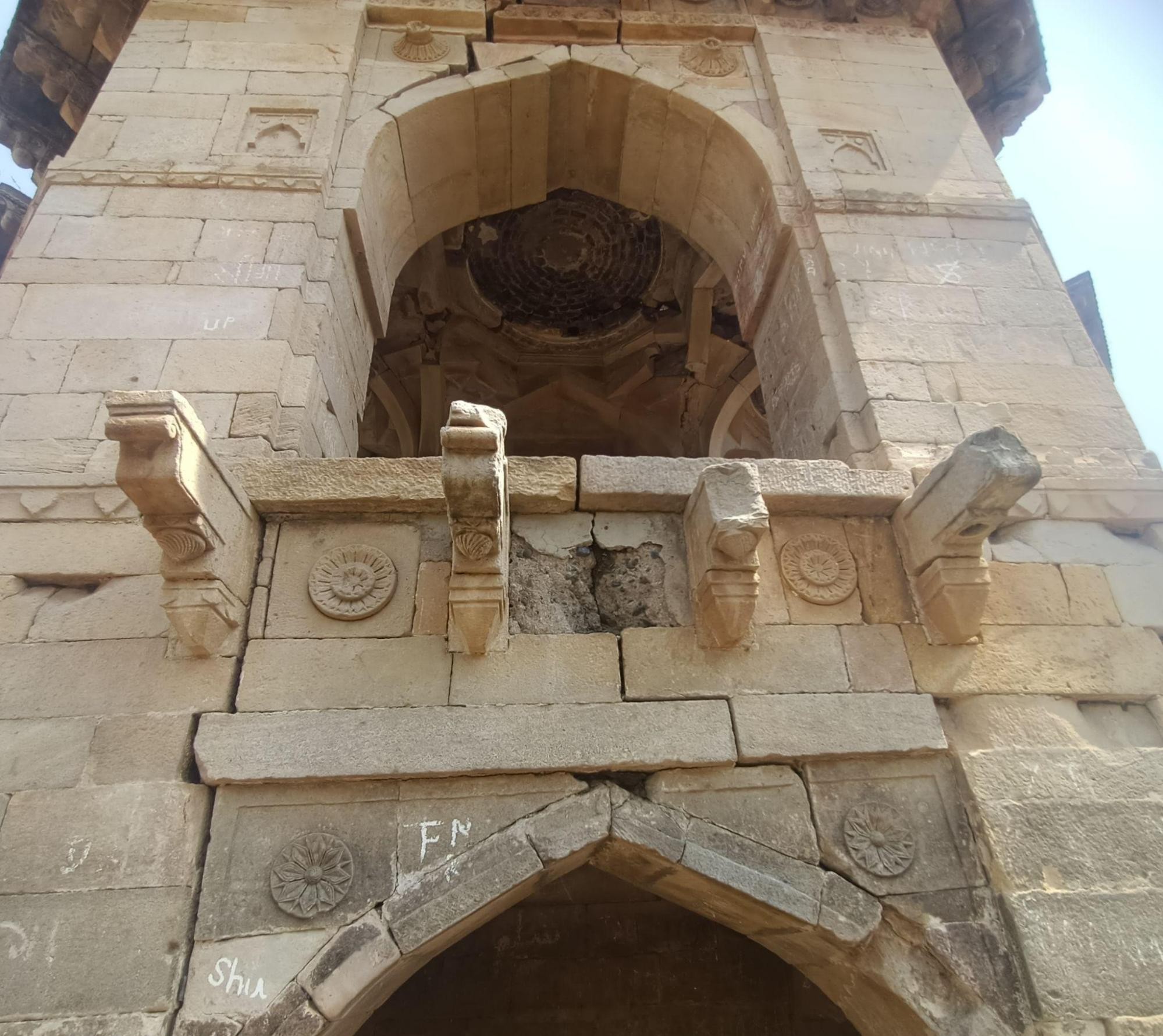View of Hauz Katora’s external wall and arches, reflecting Persian architectural influences characteristic of the Imad Shahi period. (Source: CKA Archives)