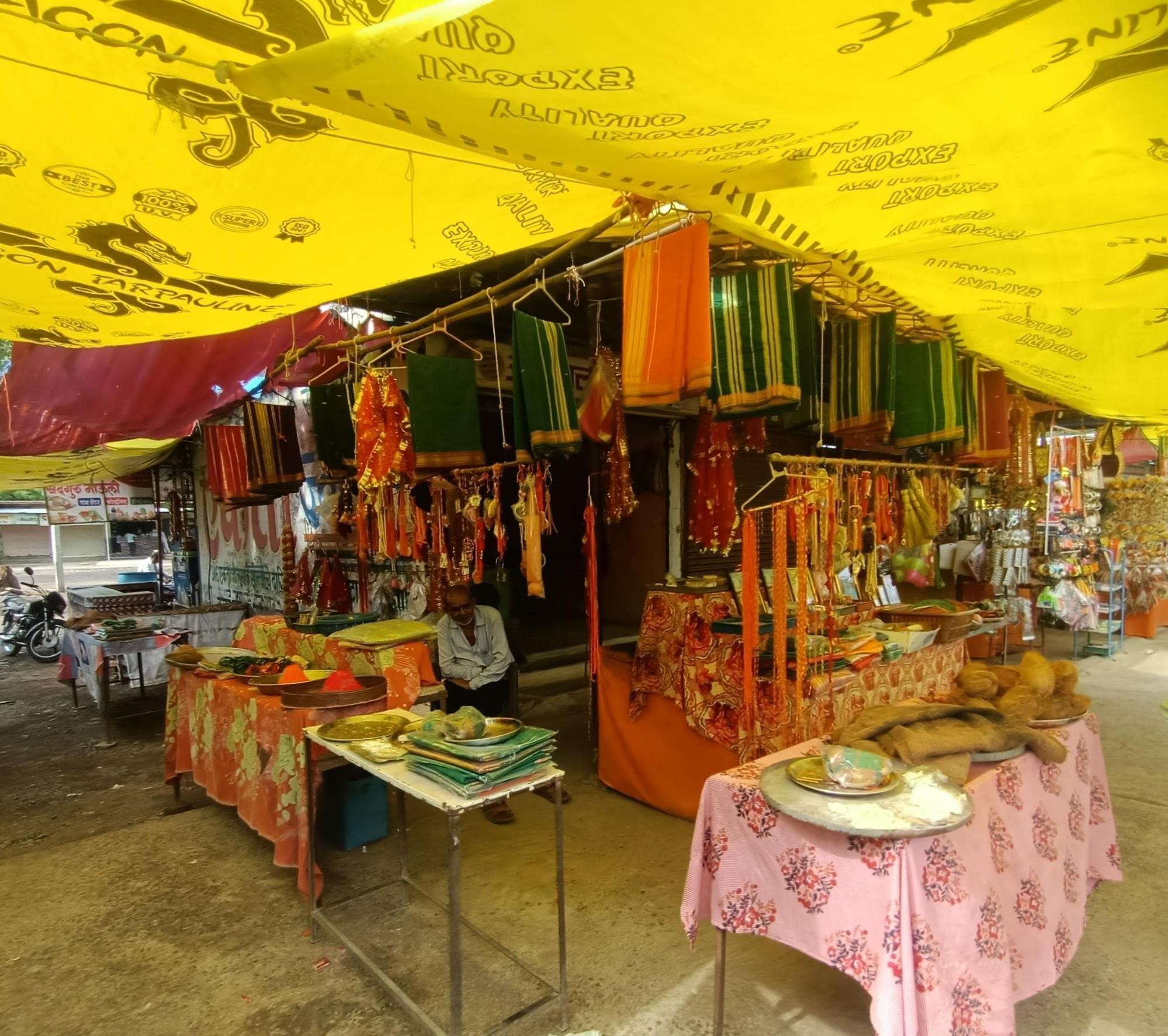 Shops near the Jagdamba Devi Mandir offering pooja essentials and devotional offerings for visiting devotees. (Source: CKA Archives)