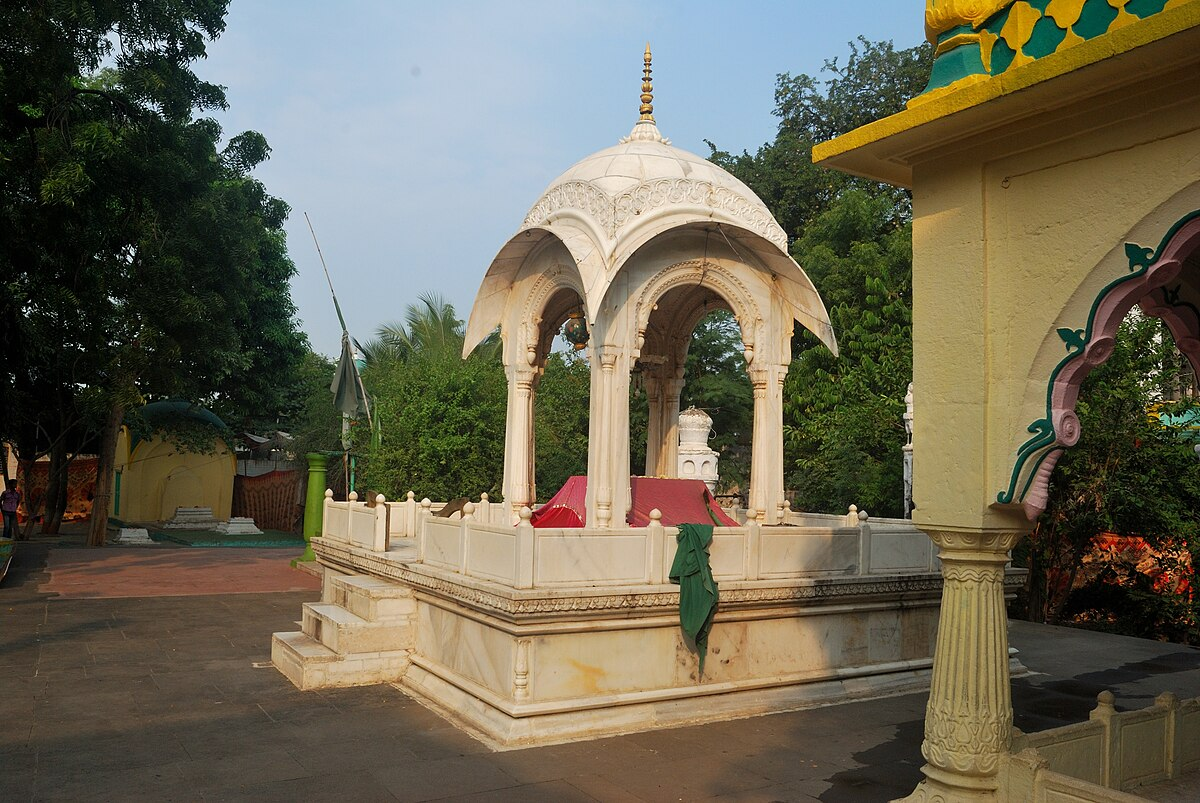 The dargah of Mansur Shah in Beed is traditionally associated with a story involving Mahadji Scindia and the aftermath of the Battle of Panipat (1761).[7]