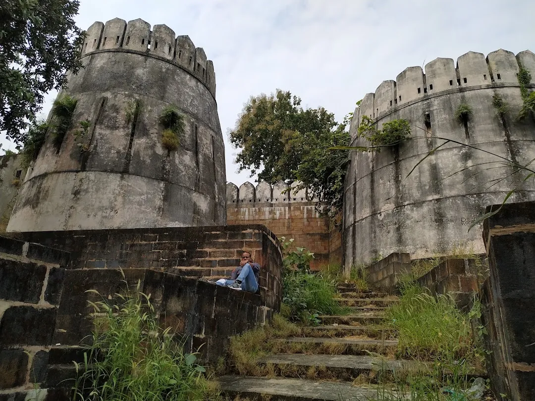 Ambagarh Fort, built around 1700 CE, served as a strategic outpost for the Deogarh kingdom. Located in present-day Tumsar taluka, it guarded the northern routes into Bhandara.