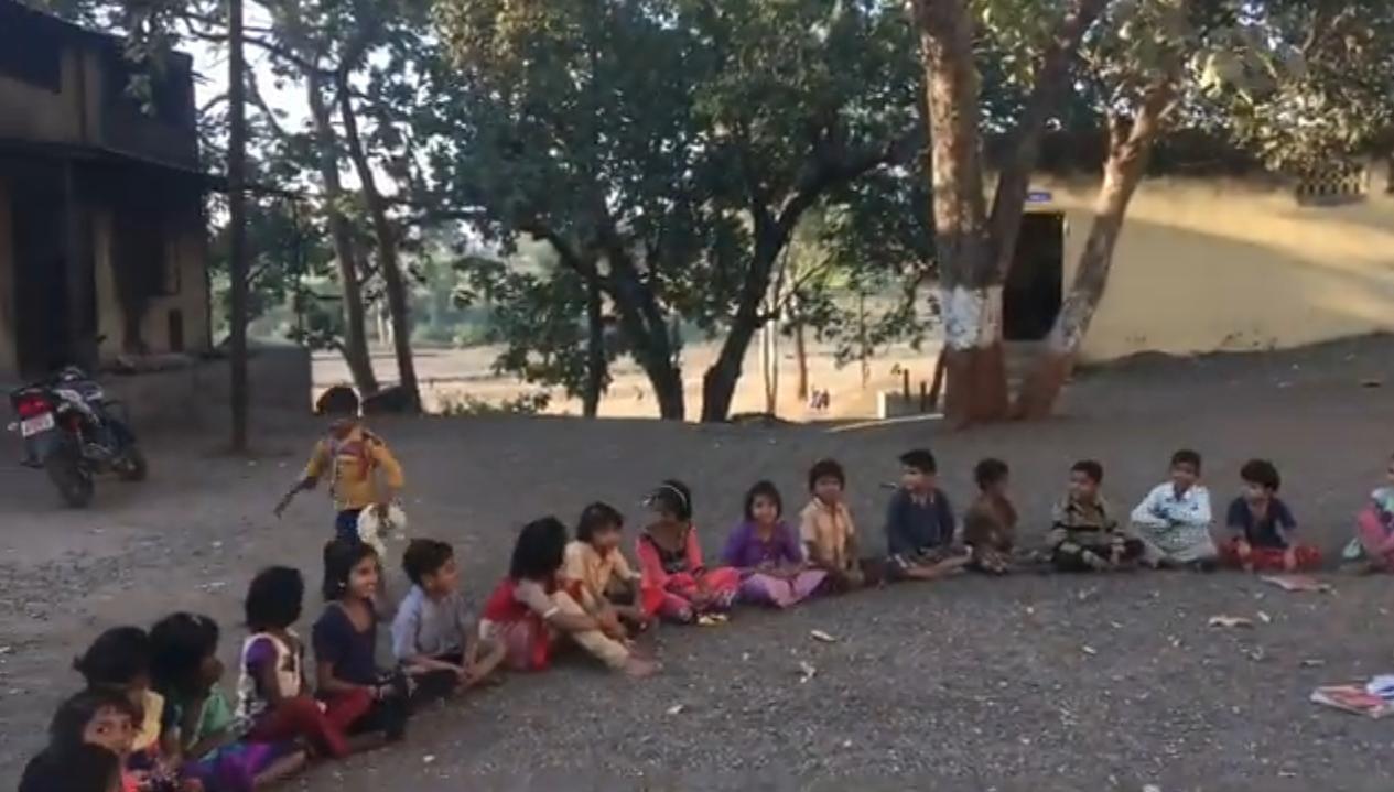 Children playing Aai cha Patra Haravla (Source: CKA Archives).