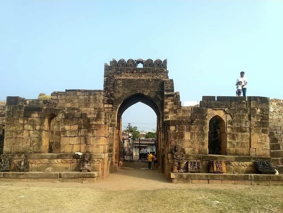 Remnants of the Bhadravati Fort, commonly associated with the Gond rulers.[2]