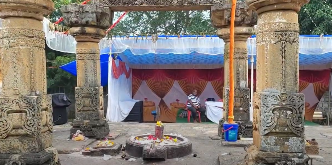 The Shivling that is placed outside the main mandir