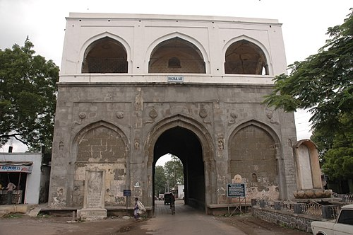 Bhadkal Darwaza, following the Indo-Islamic architectural style with Deccan influences, is a two-storey masonry structure built with grey basalt and lime mortar.[9]