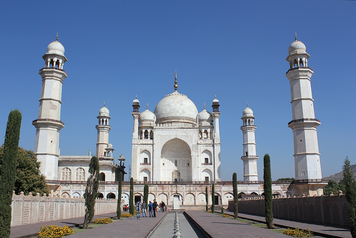 White marble domes, arched recesses, and symmetrical minarets reflect the late Mughal and Persian influences of Bibi Ka Maqbara’s Indo-Islamic architectural style.[11]