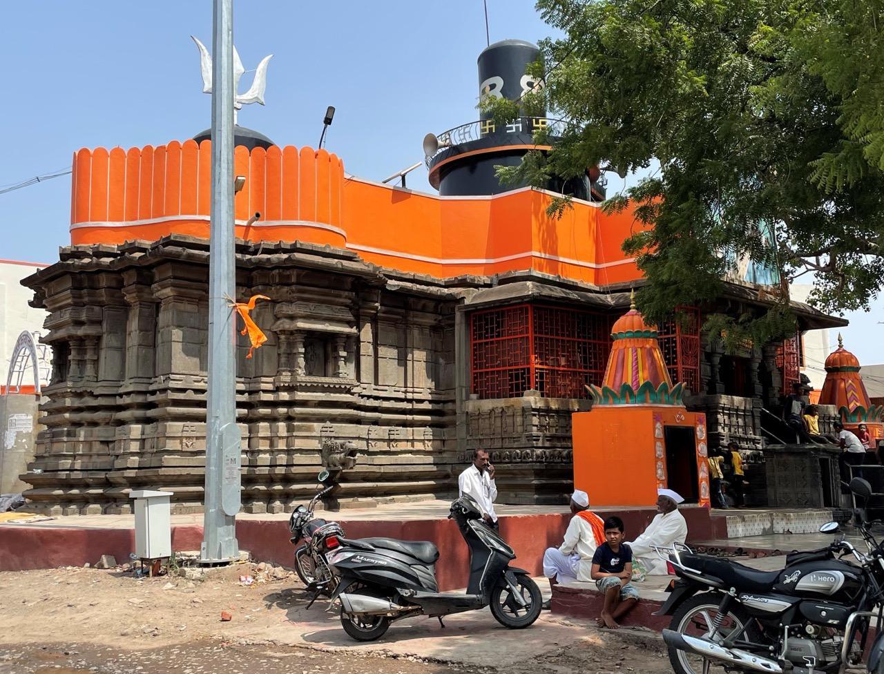 Shiv Mandir at Umarga, Dharashiv with stone pillars carved in the Hemadpanthi style. (Source: CKA Archives)