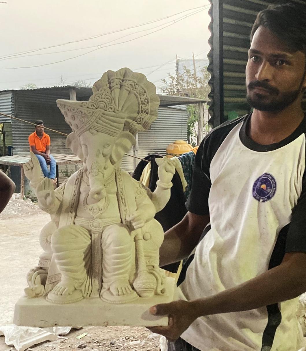 Artisan holding a murti of Bhagwaan Ganesh in Dharashiv. (Source: CKA Archives)