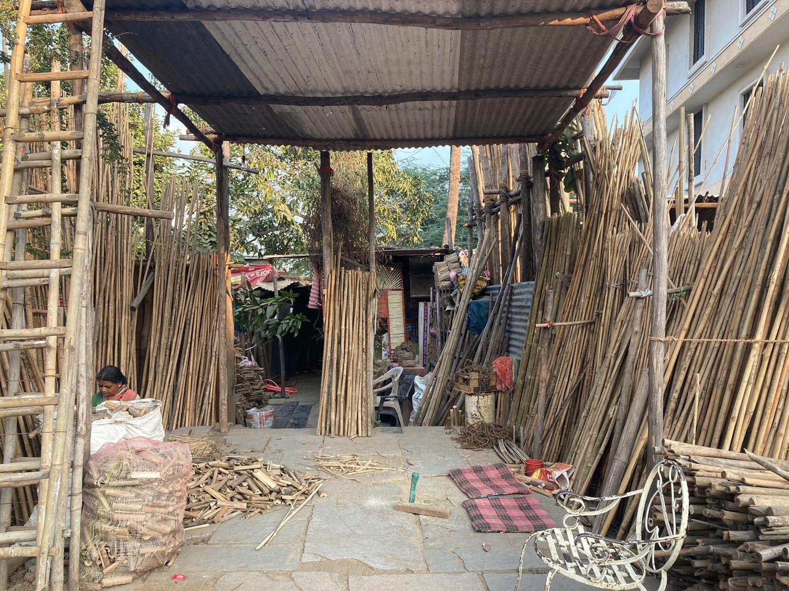 Ladder construction underway at a bamboo workshop in Dharashiv. (Source: CKA Archives)