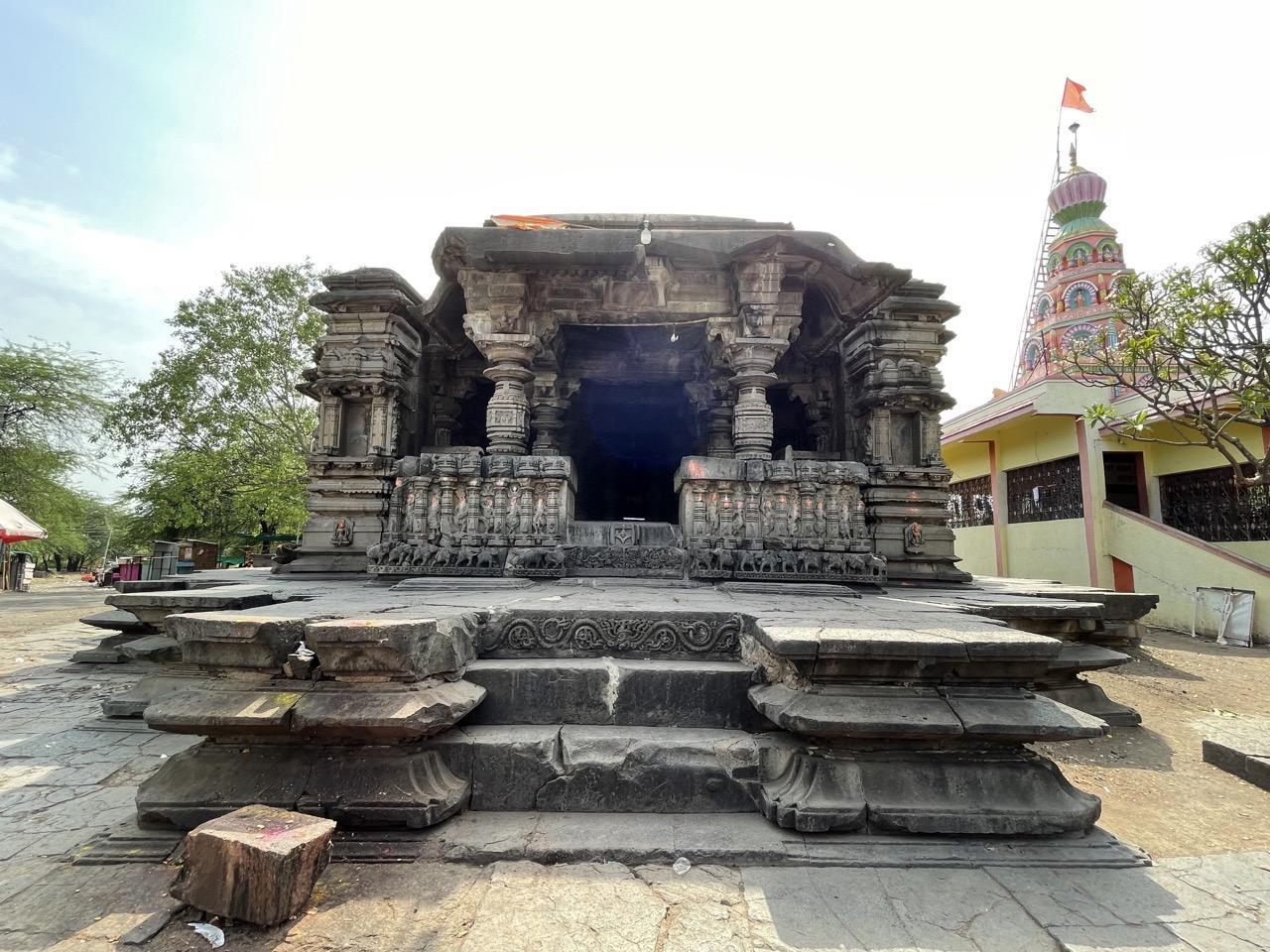 Entrance of the east-facing Shiv Mandir at Mankeshwar, built along the banks of the Vishwakarma River in Dharashiv. (Source: CKA Archives)
