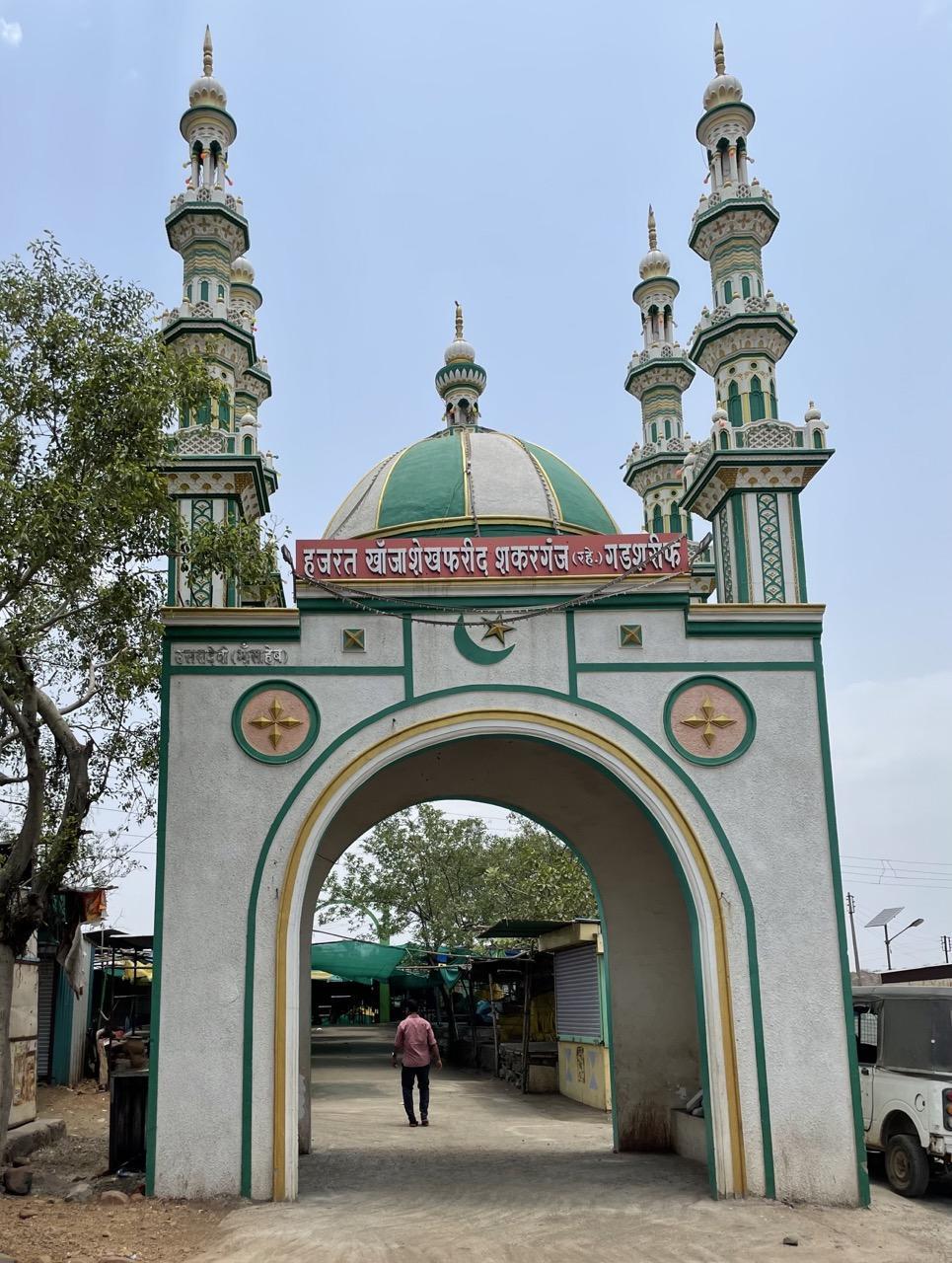 Entrance to the dargah of Hazrat Khwaja Sheikh Farid Shakarganj, located in Kumalwadi. (Source: CKA Archives)