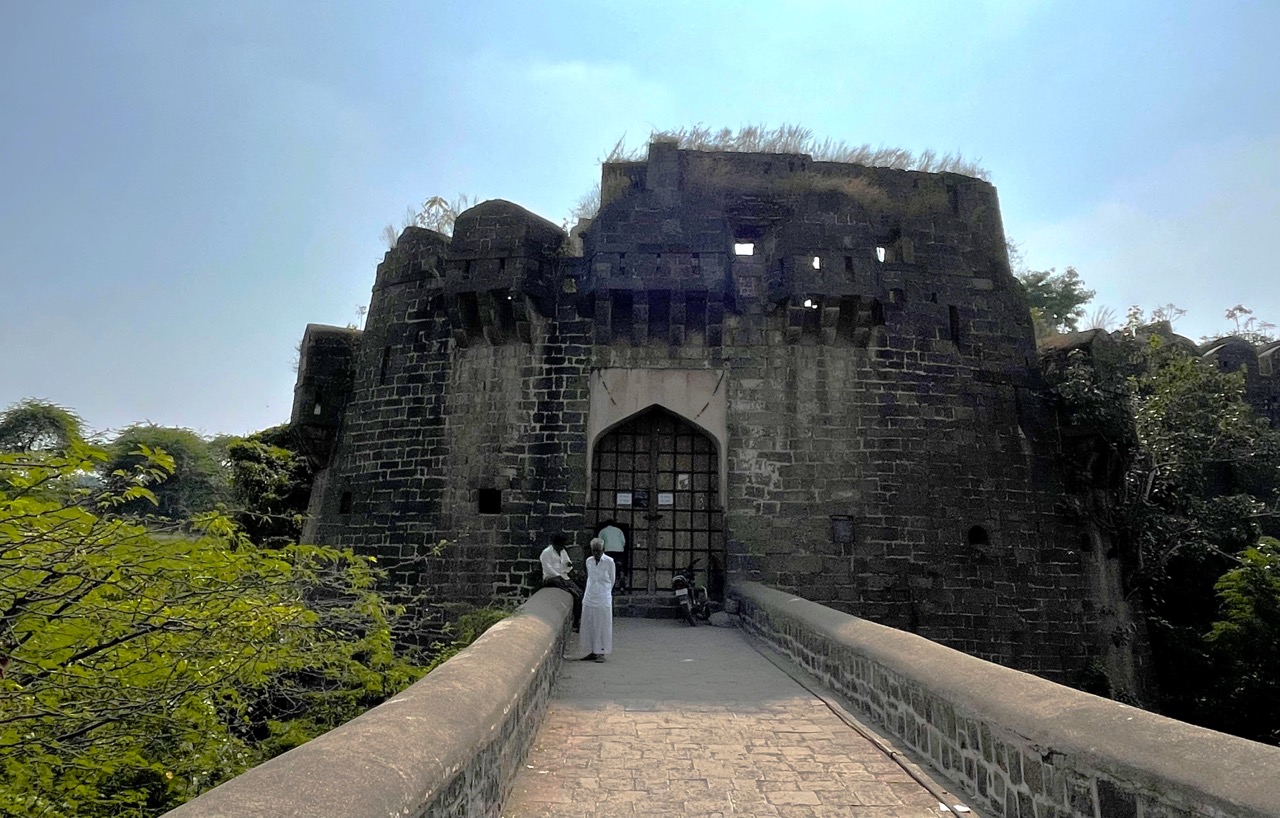 Entrance of Paranda Fort, Dharashiv featuring massive stone bastions and surrounded by khadak-style defensive walls. Locals share various stories about the origin of Paranda fort. The most popular one follows that it was laid out by Mahmud Gawan, the Prime Minister of the Bahmani Sultanate who used it as his residence. (Source: CKA Archives)