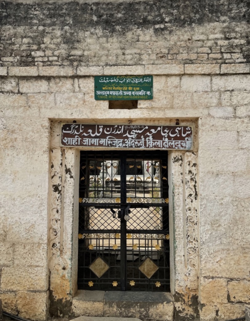 Notably, there are many remnants within the fort which are tied to the Bijapuri Sultanate. Among them, the Jama Masjid, is believed to have been constructed during the reign of Ibrahim Adil Shah I, the mosque stands on a raised stone platform and features ten minarets, intricately carved pillars, and Persian inscriptions. (Source: CKA Archives)
