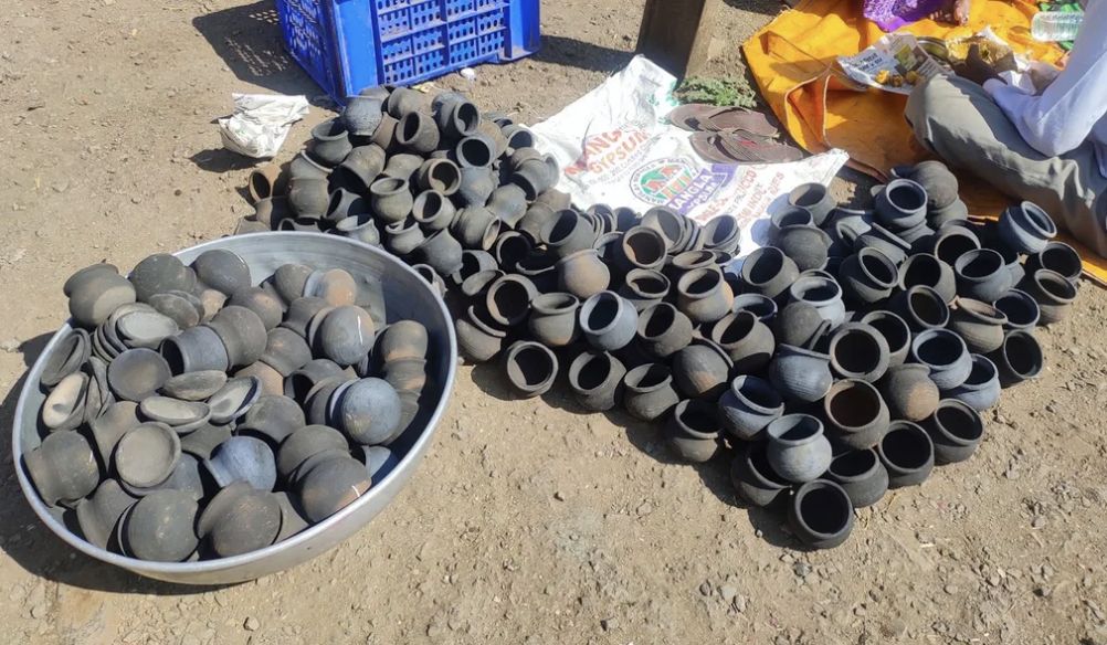 Freshly baked black pots ready for sale in the Athawadi bazaar. (Source: CKA Archives)