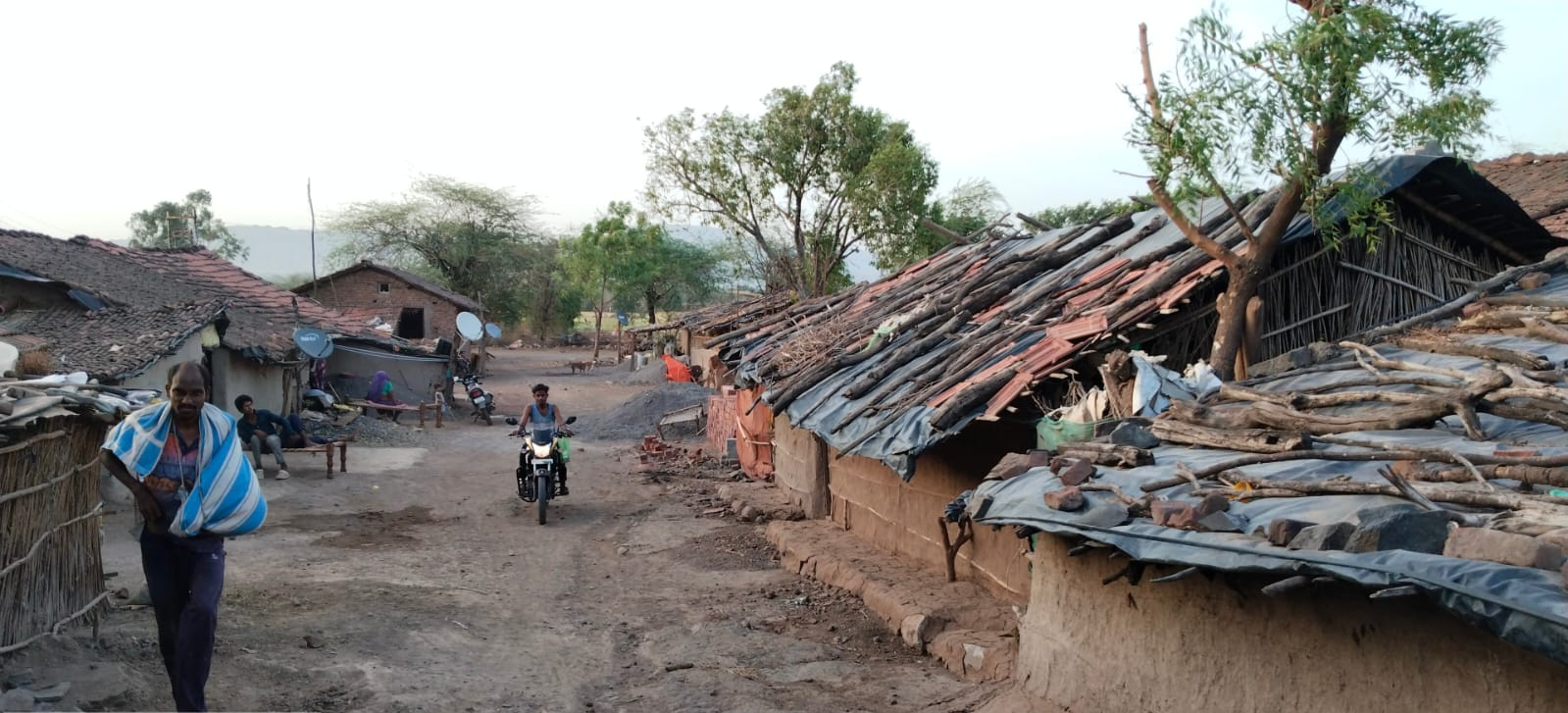 The thatched huts (Khupdis) that dot the lanes of Pawarwada. Source: CKA Archives