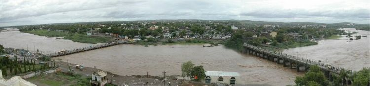 The Panjhra River flows tranquilly near the present-day city of Dhule. The river, notably, overflowed its banks during the catastrophic flood of September 1872.