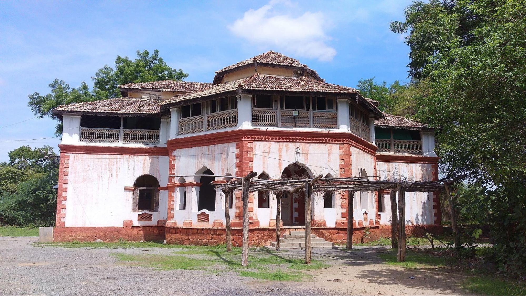 The hexagonal structure of the Wada in Aheri. (Source: CKA Archives)