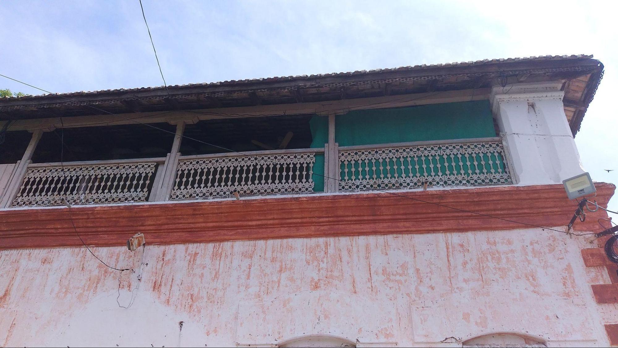 The lattice-style railing allows for airflow while maintaining privacy, making it well-suited for the region’s climate. (Source: CKA Archives)
