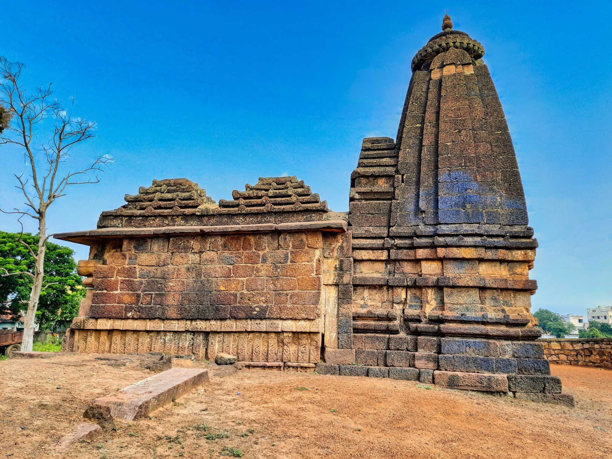 The shikhara of the Mandir is built in the phamsana style.[3]