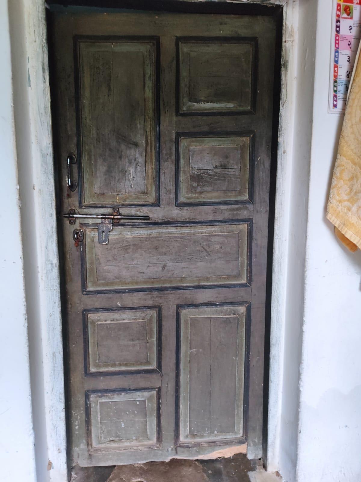 A single-leaf door with six panels arranged in the configuration of two small panels at the top, two elongated panels in the middle, and two smaller panels at the bottom. (Source: CKA Archives)
