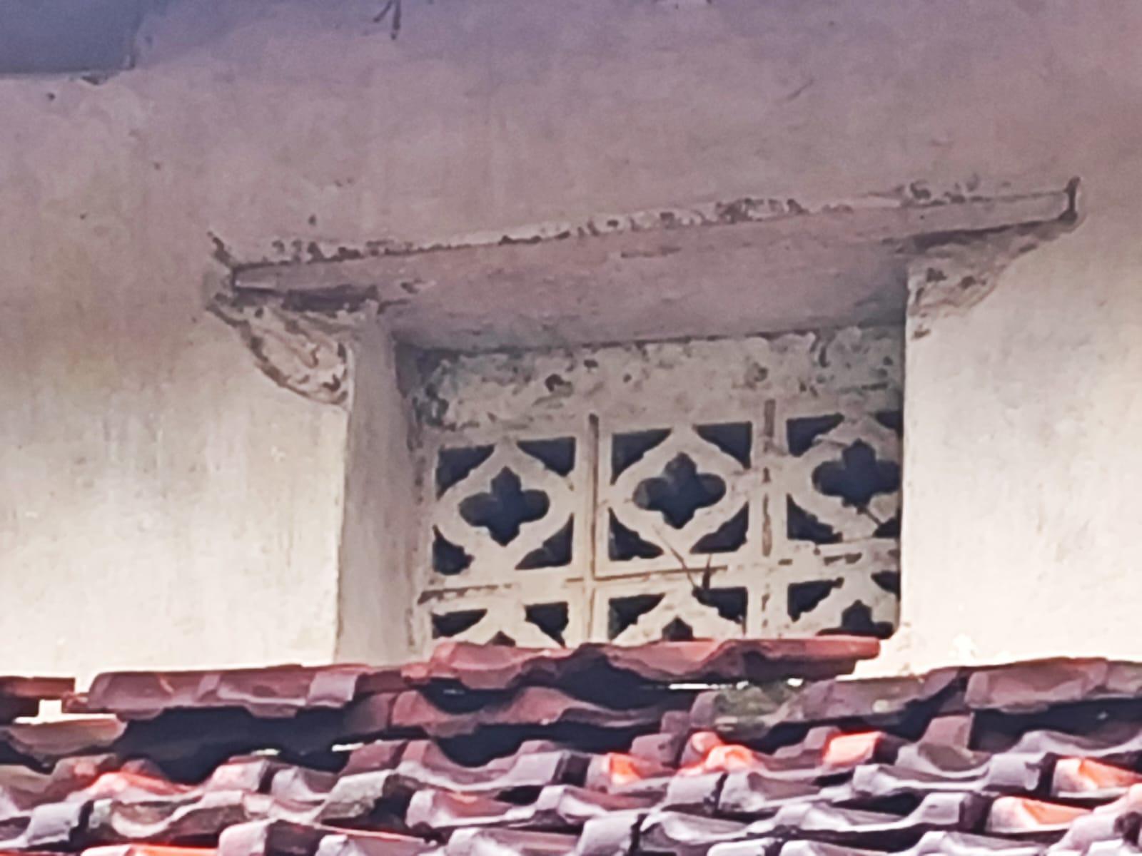 A traditional jali ventilation design with decorative corbels and a protective sunshade, which lies in between the double layered roofing system. (Source: CKA Archives)