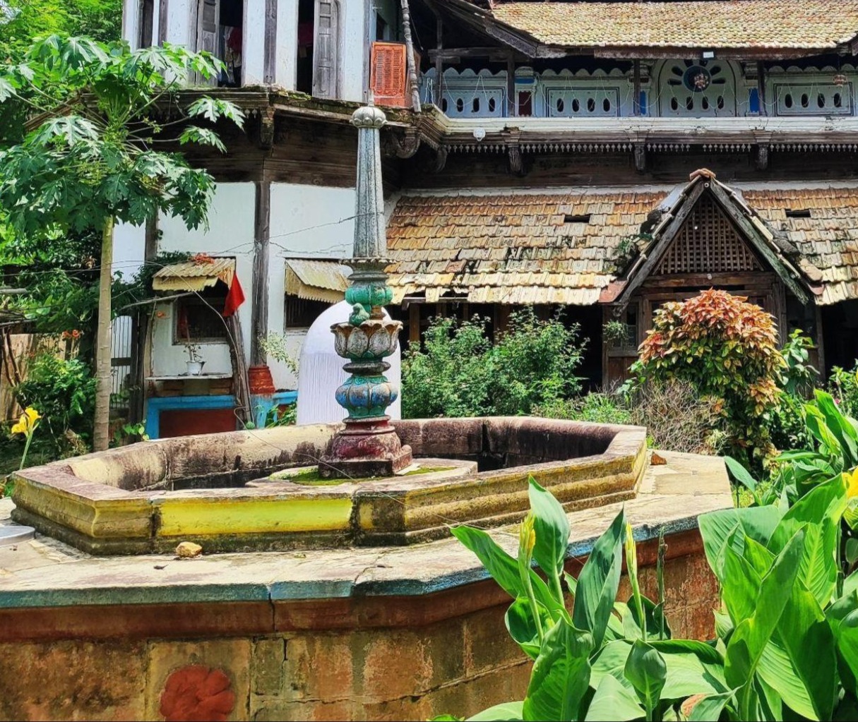 The stone fountain which lies at the exterior courtyard of the wada. Notice the circular masonry structure and the central ornamental pedestal which itself has many motifs within it. In many ways, this element alongside others showcase the craftsmanship of the artists of a bygone era. (Source: CKA Archives)