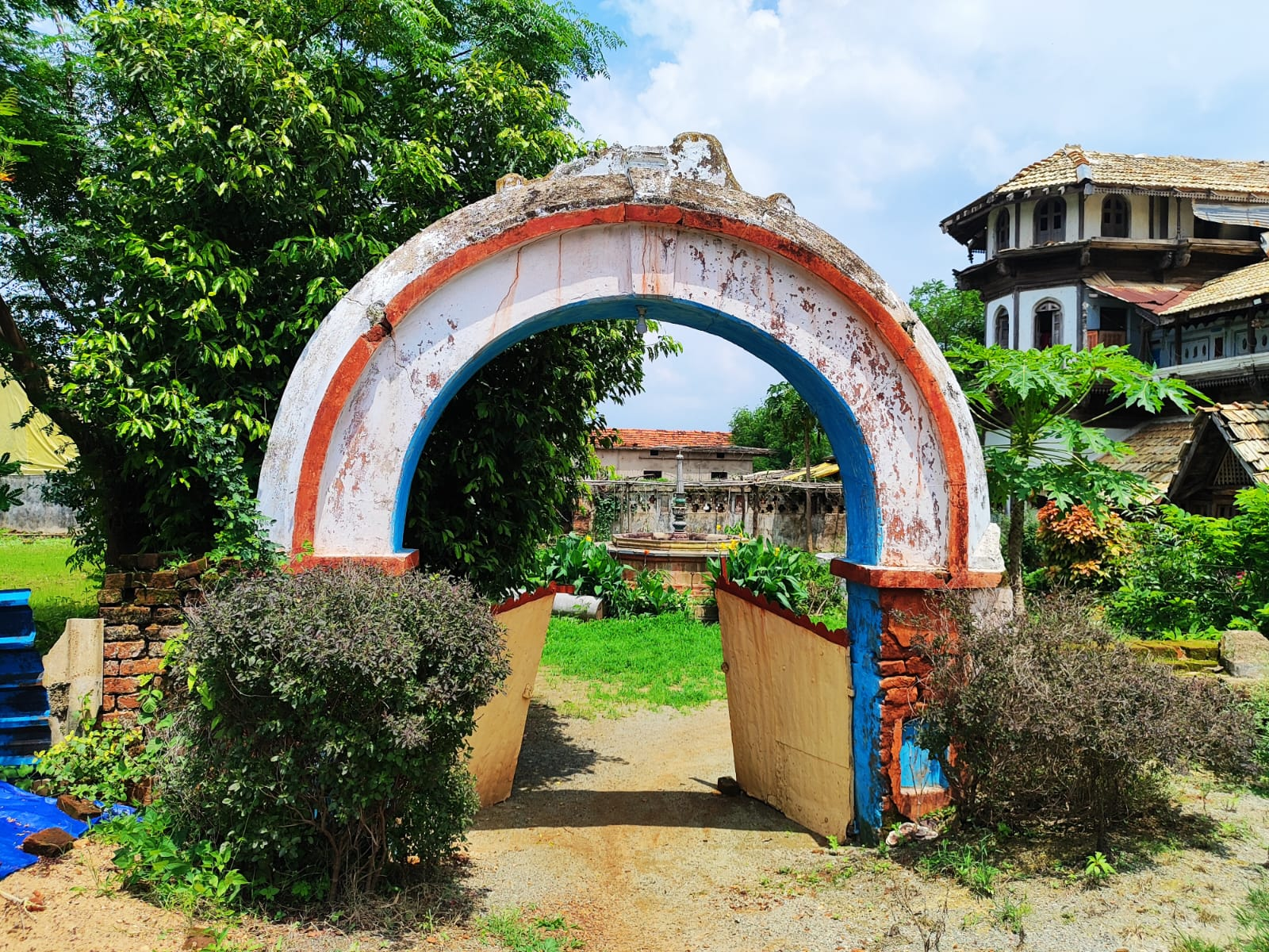 This arch is painted in a neutral white and highlighted with a vibrant red and blue color. (Source: CKA Archives)