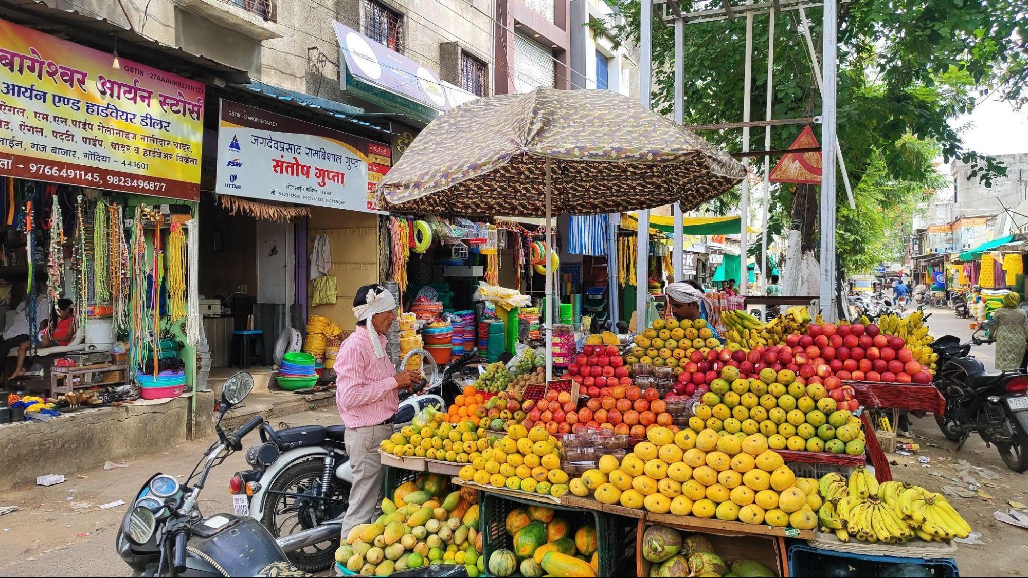 A Fruit vendor at Ganj Bazaar (Source: CKA Archives)