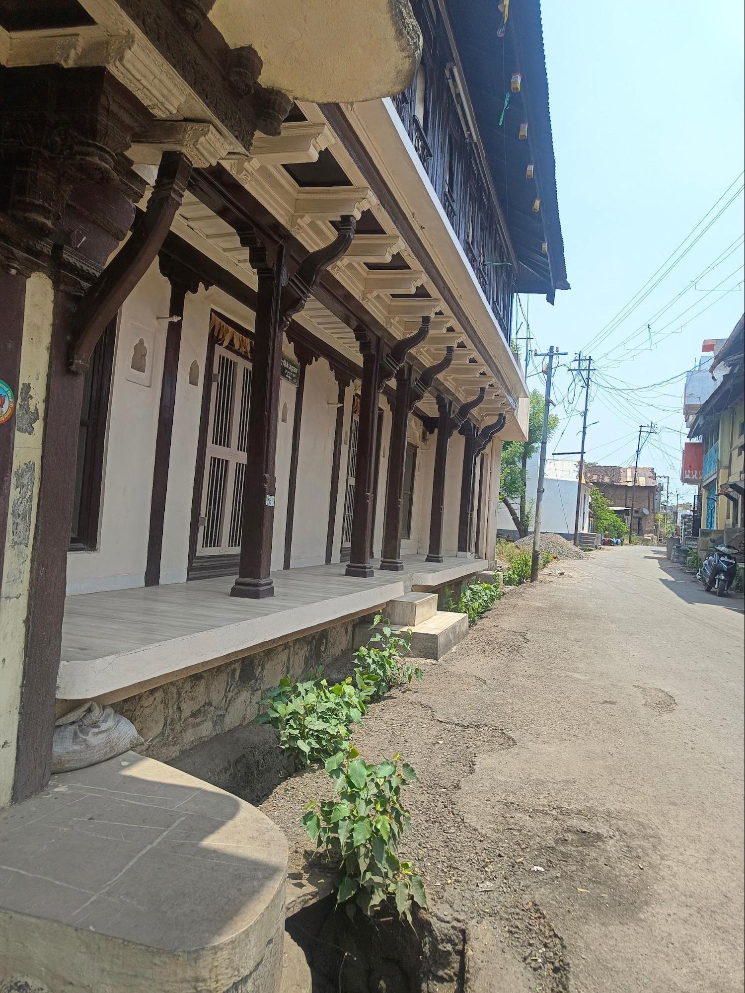 Side view of the Bharambe Wada, highlighting the verandah and low plinth. The verandah functions as a transitional space, easing movement between the street and the home’s interior. (Source: CKA Archives)