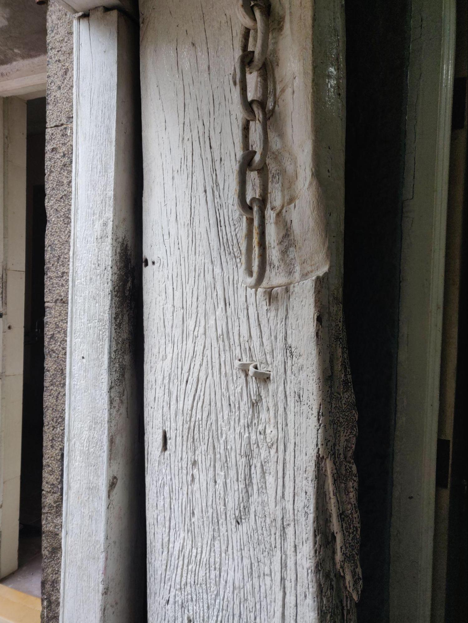 A close-up view of the chain-locking system. (Source: CKA Archives)