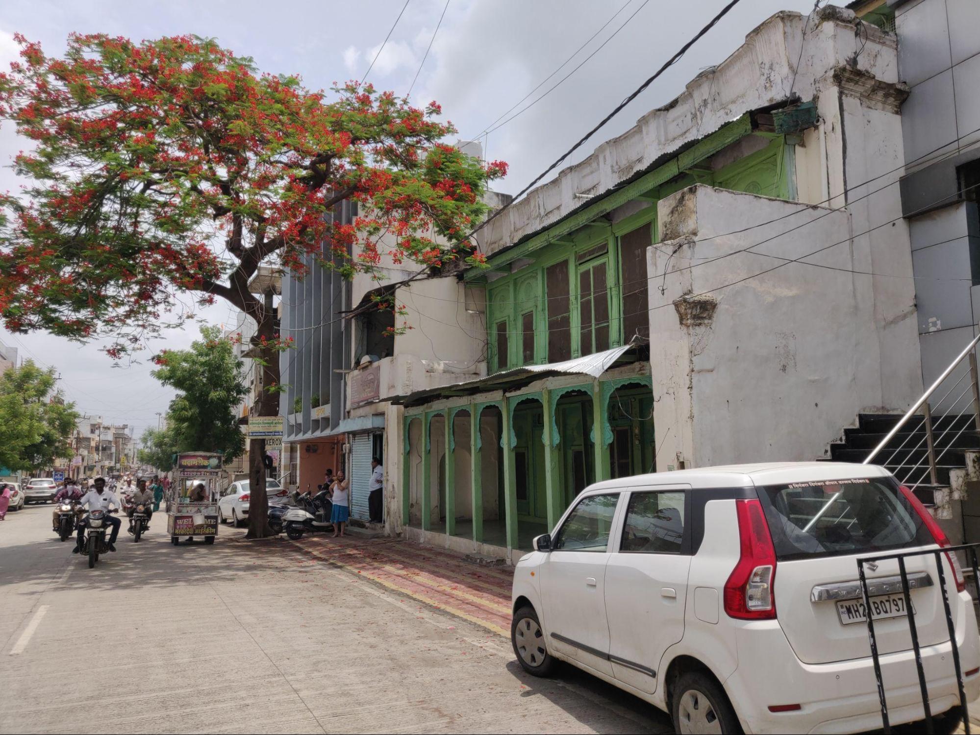 Another view provides a perspective of the wada's relationship to surrounding buildings. (Source: CKA Archives)